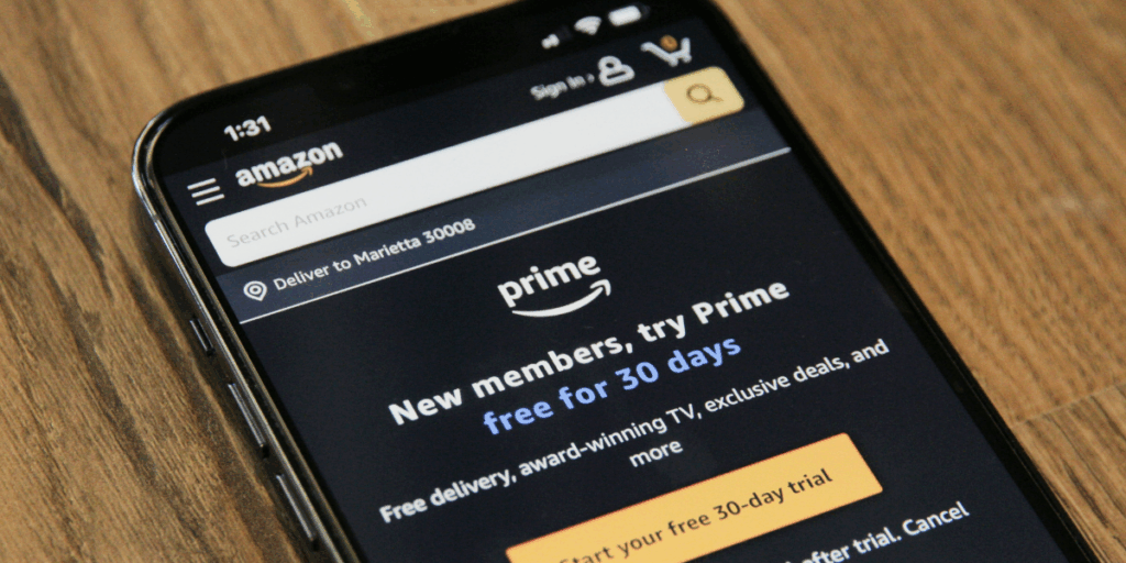 closeup di uno smarphone con schermata abbonamento Amazon Prime