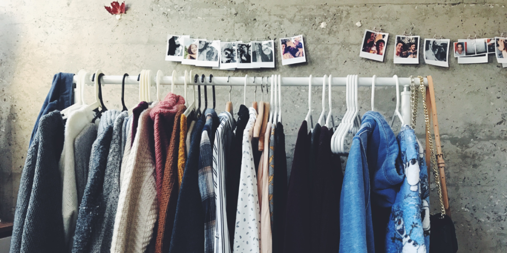 Vestiti di seconda mano in un mercatino per Natale