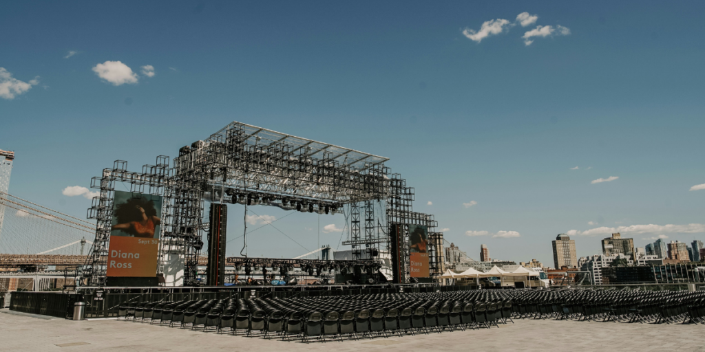 costruzione palco per concerto Diana Ross