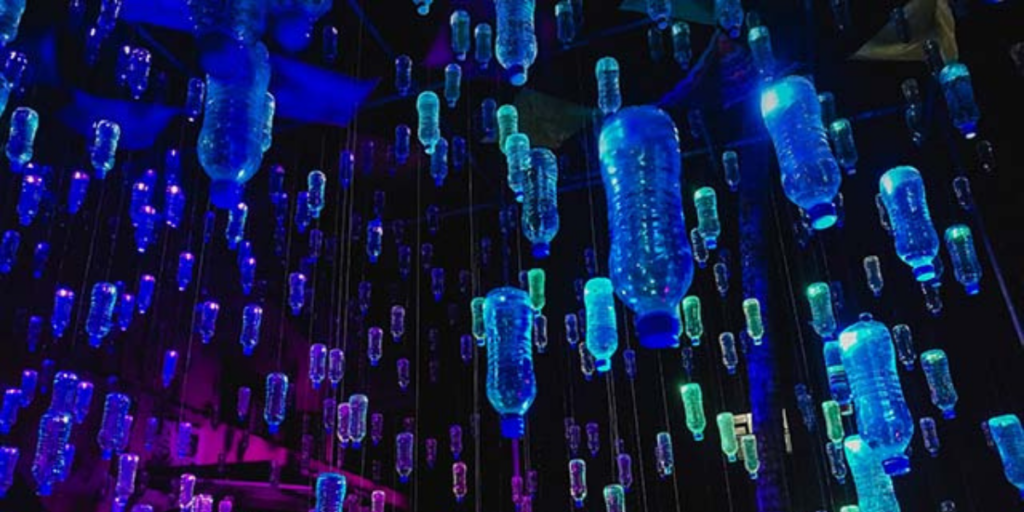 riuso ed evento sostenibile - bottiglie di plastica appese come lampadine