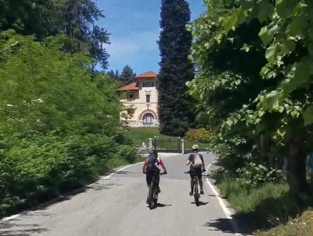 2 cicloturisti su una strada