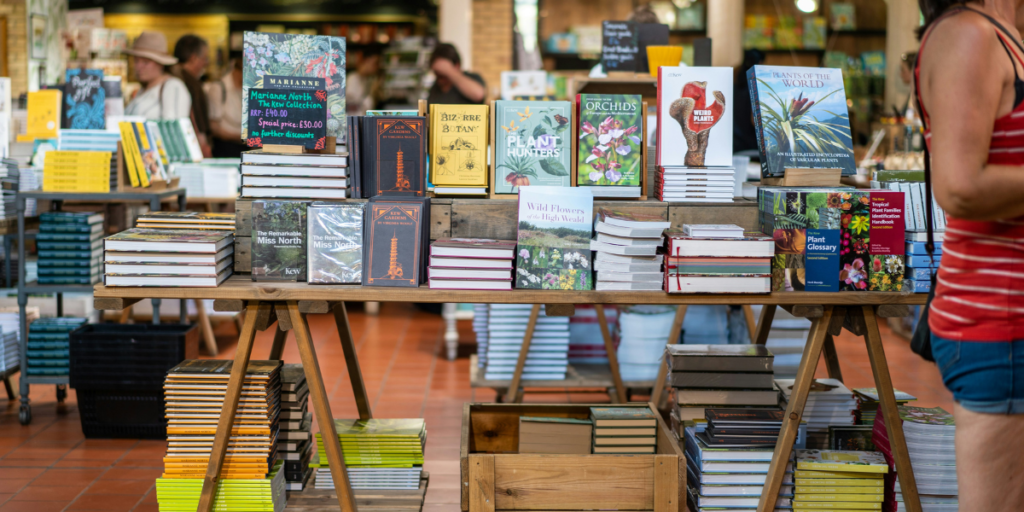 libri in esposizione in libreria all'aperto
