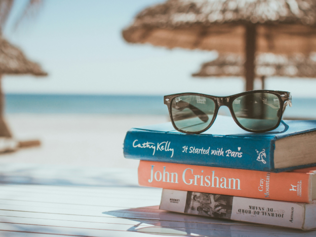 Libri da leggere sotto l’ombrellone: 16 titoli per tutti i gusti