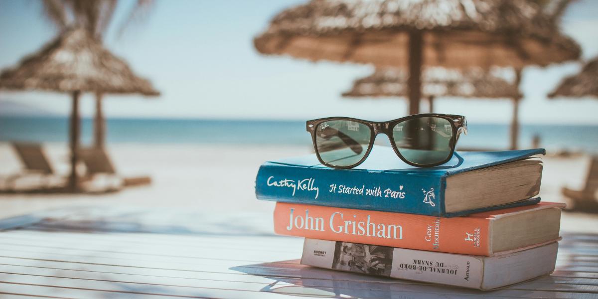 Libri da leggere sotto l’ombrellone: 16 titoli per tutti i gusti