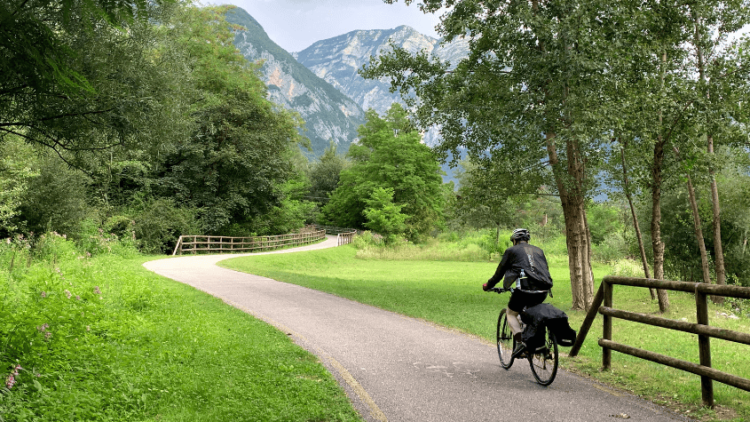 ciclista in bici in montagna
