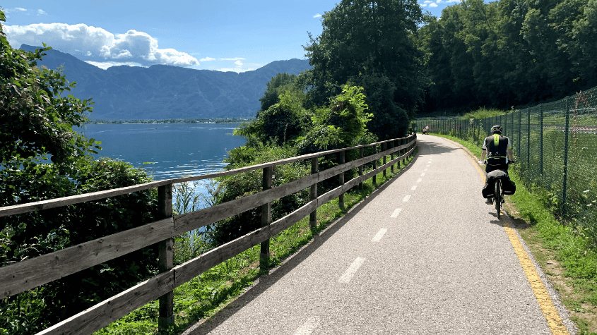 ciclista in bici sul lago