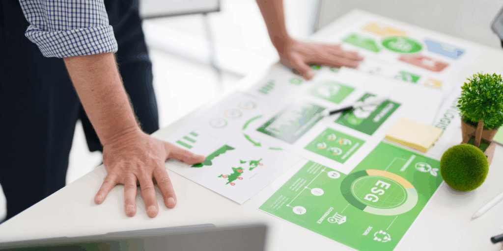 Impiegato osserva sul tavolo un report ESG