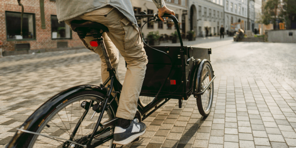 closeup cargo bike in città