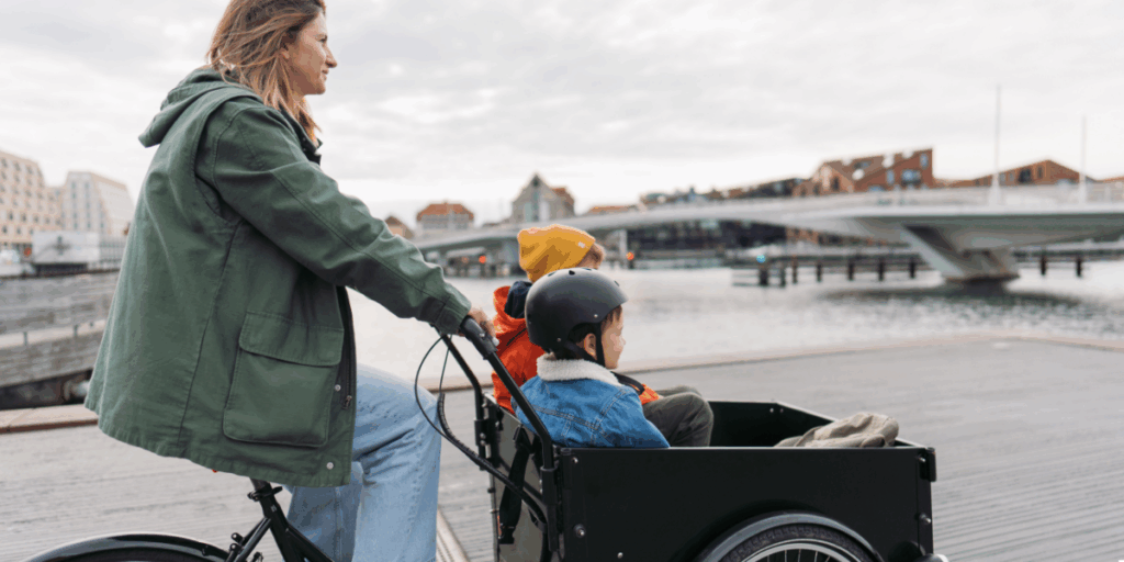 mamma trasporta i bimbi in cargo bike