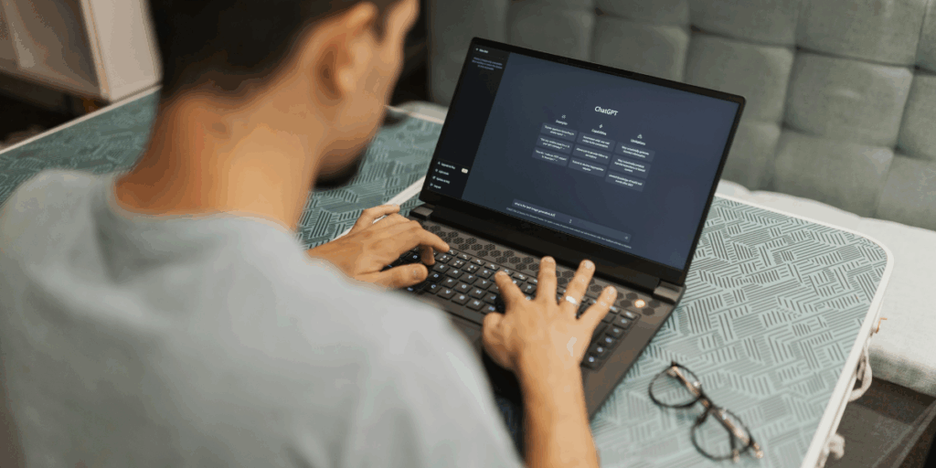 persona di spalle che utilizza chatgpt