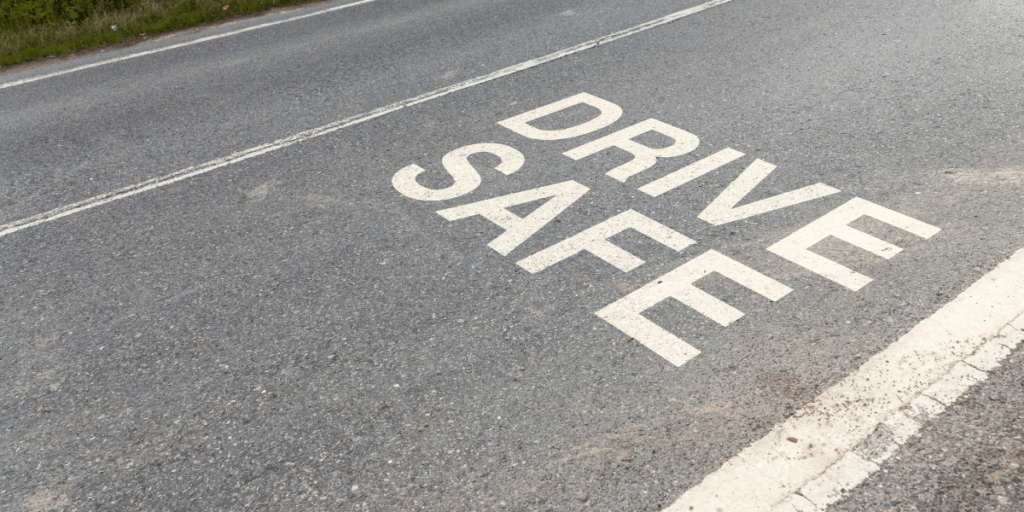 Drive safe - scritta sull'asfalto per simboleggiare la sicurezza in strada