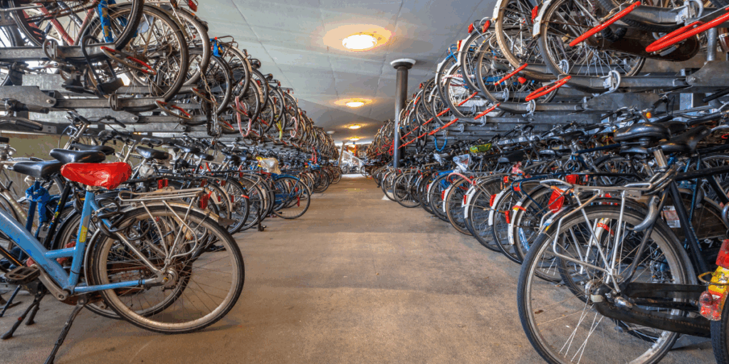 Immagine concept velostazione - biciclette parcheggiate su due piani