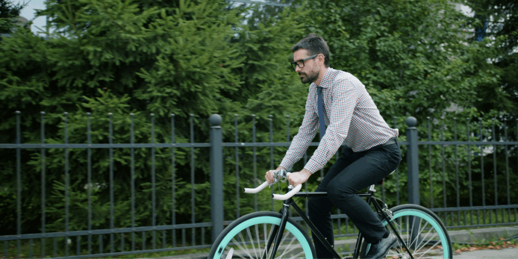 concetto bike to work - uomo in camicia e cravatta un bicicletta