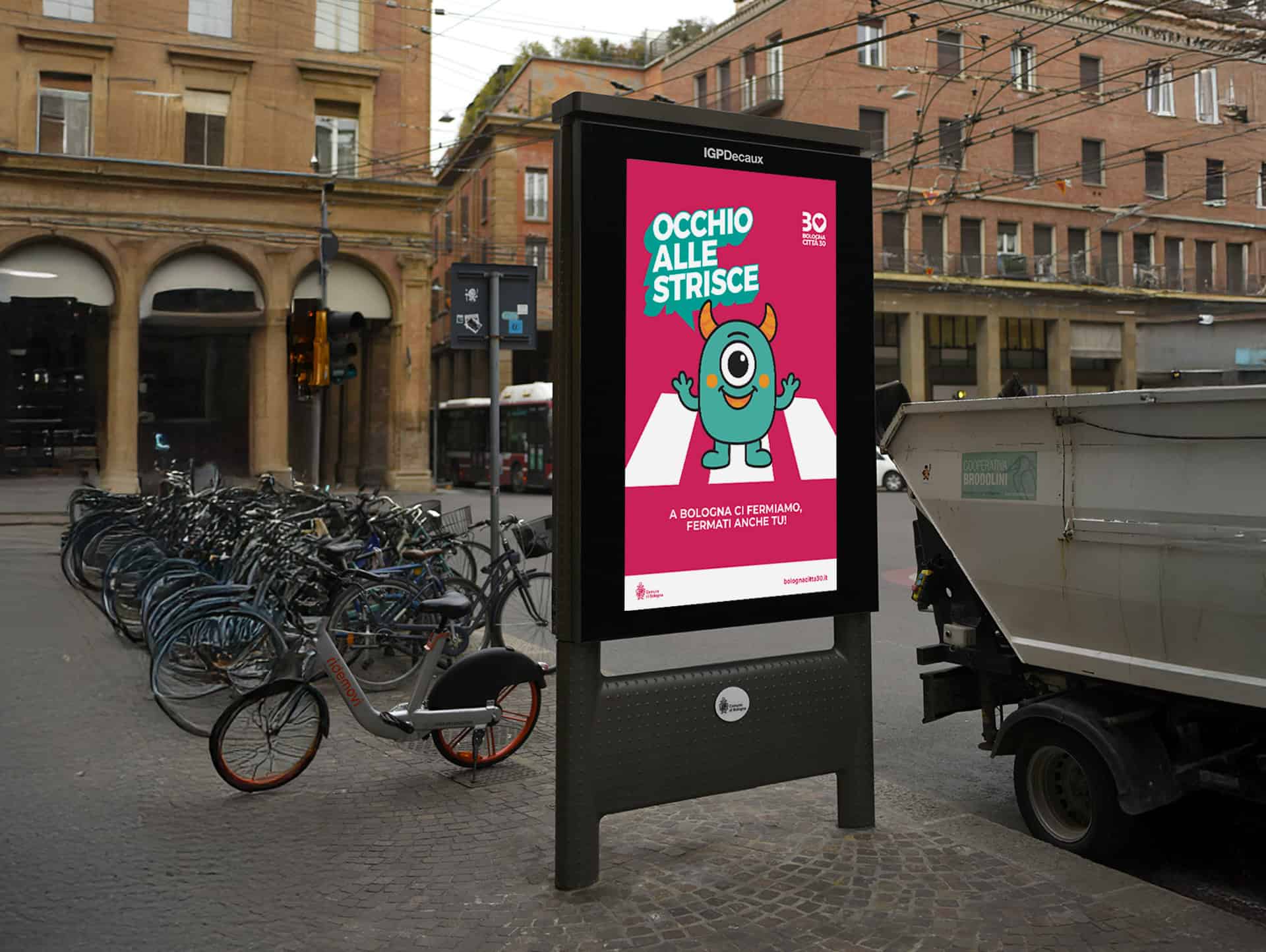 Affissione della campagna Occhio alle strisce sulla sicurezza dei passaggi pedonali