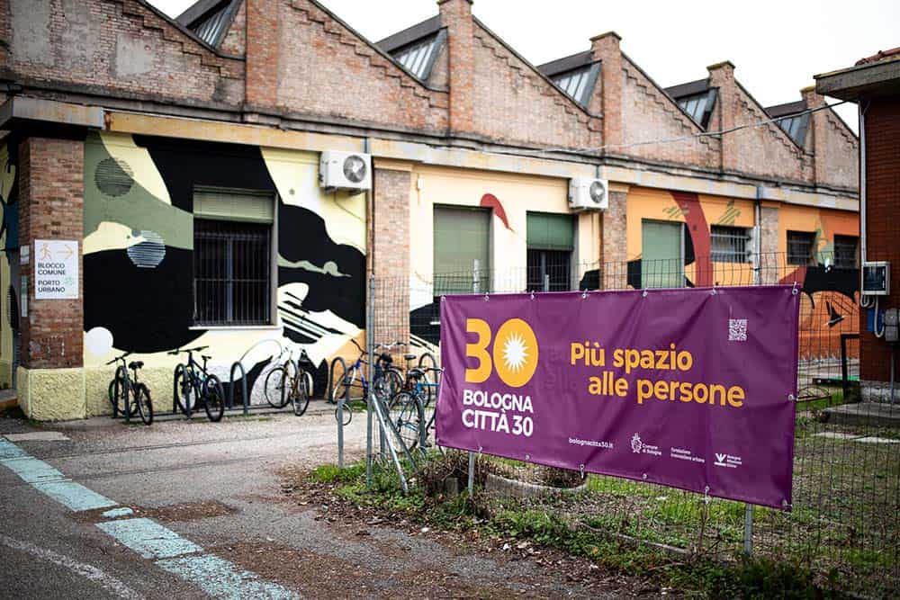 affissione a dumbo Bologna, bologna città 30 più spazio alle persone