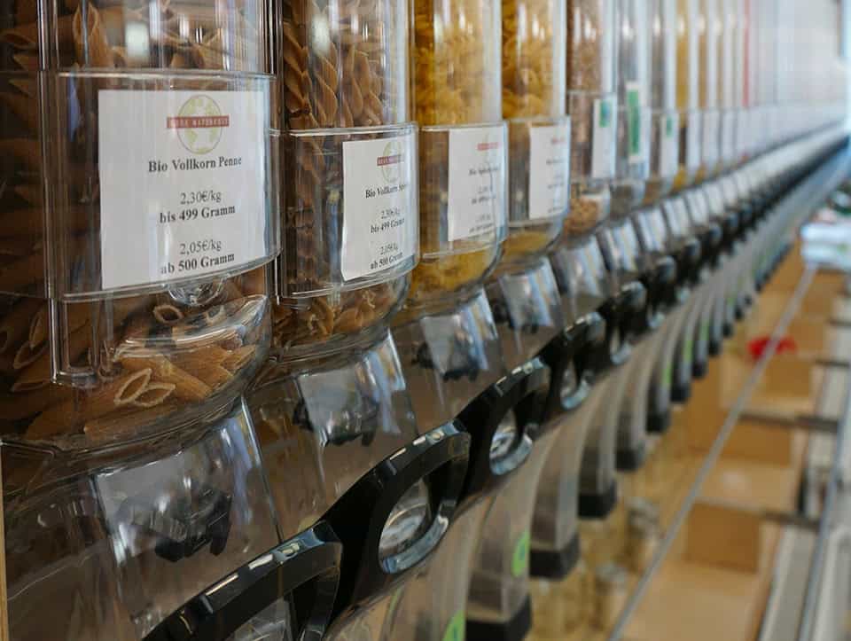 vari formati di pasta sfusi nei distributori