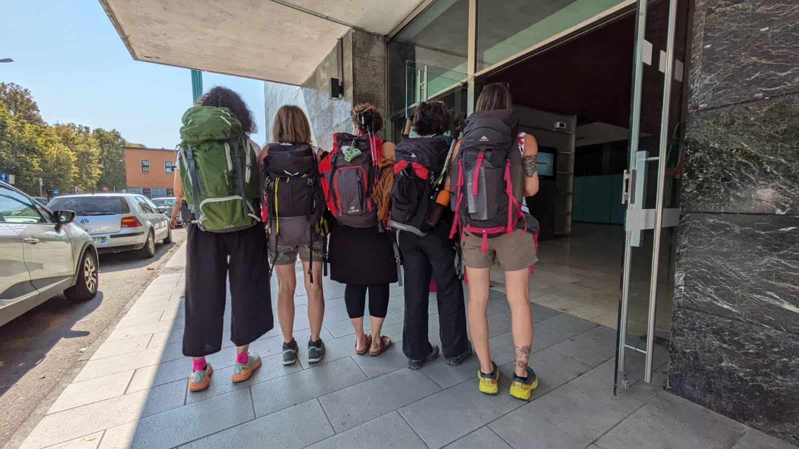 Gruppo di donne con zaino